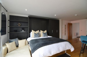 Cosy, Centrally Located Studio With Gated Parking!